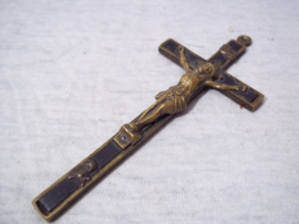 Draagbaar kruisbeeld, ebben hout, gedragen door priesters en aalmoezeniers rond 1850, 12cm zeer gedetailleerde korpus.