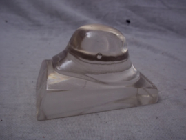 German helmet made of glass as press-papier. Miniatuur glazen Duitse helm Model 1916 als press-papier. leuke variant op de vele metalen en bronzen miniatuur helmen.
