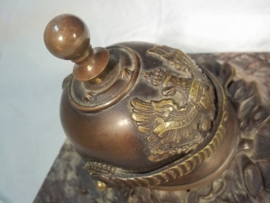 Bronze miniatur spike helmet on marmor plate with inscription KRIEGSWEIHNACHTEN 1914,  L.BATTERIE GRAU RHEINDORF. Bronzen artillerie Pickelhaube, met afschroefbare bol, zeer decoratief, inscriptie op marmeren voet.