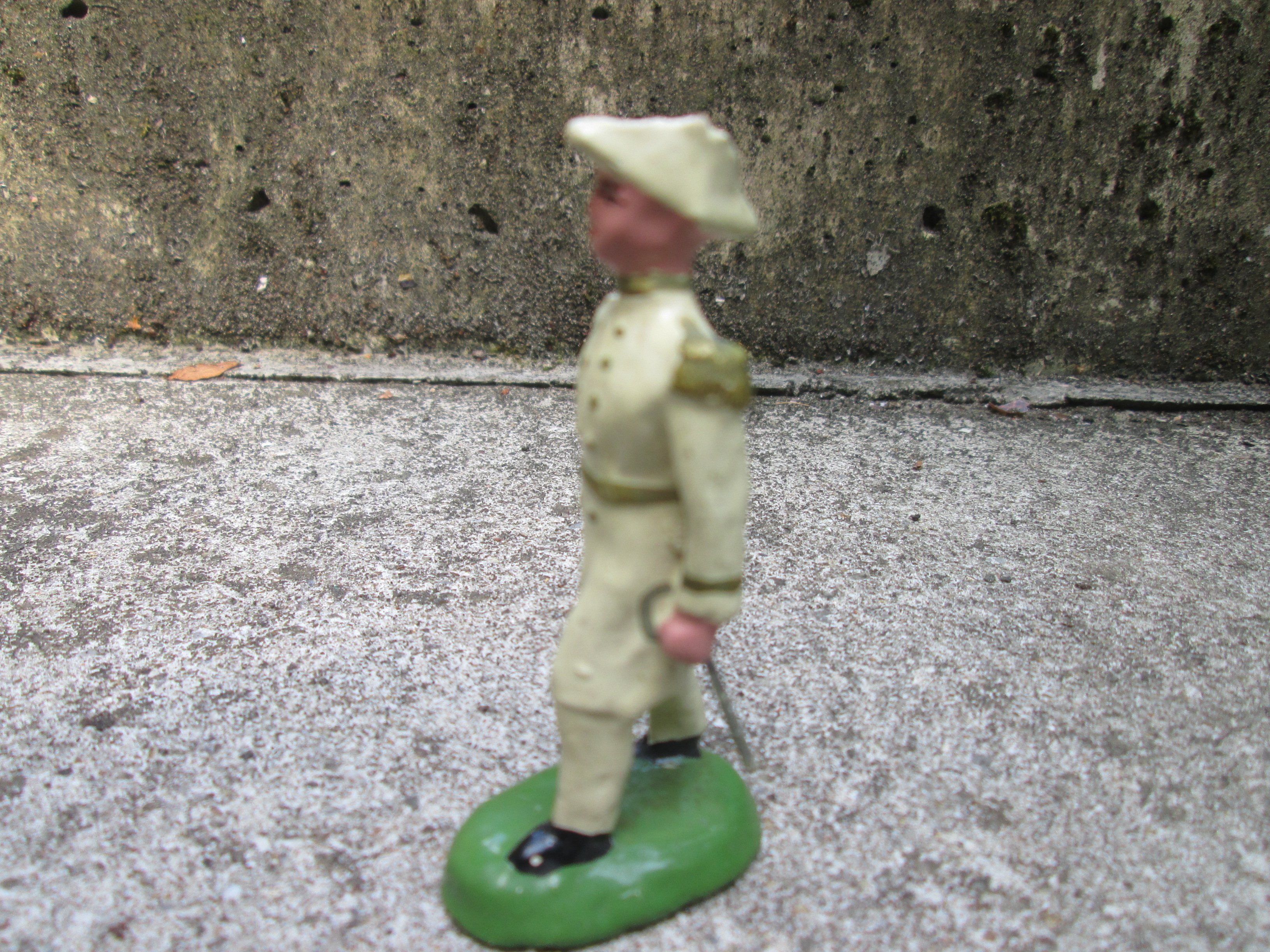 French general in white uniform no maker. Franse generaal met steek en de driekleur, geen maker