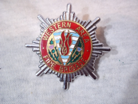 British cap badge Western Area Fire Brigade. Engels petembleem brandweer.
