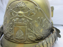 French brass fire department helmet 1872, used condition. Franse brandweerhelm 3e Republiek type 1855 gemodificeerd in 1872. Srs. Pompiers de Murs, zeer nette helm ondanks de leeftijd.