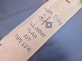 US Army flag kit Signal corps nicely marked and dated. Amerikaans vlaggenset in canvas hoes met 2 seinvlaggen.