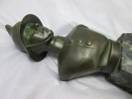 Bronse buste of a Belgium firefighter. Bronzen buste van een Belgische brandweerhelm op marmeren voet, 22 cm in totaal, zeer bijzonder stuk.