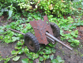 German tin toy, made by HAUSSER, a PAK gun used with elastolin toy soldiers. Blikken speelgoed kanon PAK, maker HAUSSER, werkend voor bij de elastolin soldaatjes. zeldzaam stuk.