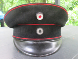 German officer cap, black with red piping Artillery. Duitse Pruisen officiers pet van de artillerie, zwart model, zeer nette staat.