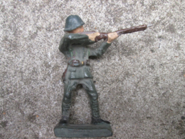 DURSO Dutch soldier shooting with rifle Nederlandse soldaat staand met geweer.