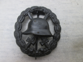 German wouded badge black. Duits gewonden embleem zwart opgewerkt. zeer mooie heldere slag. mint staat.