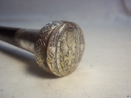 Very rare umbrella, with the French Croix du Guerre and other patriotic pictures. Paraplu ZELDZAAM met Croix de guerre en andere militaire afbeeldingen op de knop