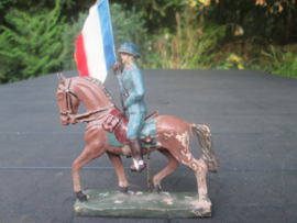 DURSO French officer on horse WW1 with flag. Franse soldaat op paard met vlag tricolore, WO1 goede staat.