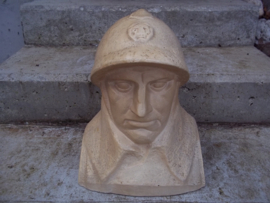 Statue Belgium soldier, made by a famous sculptor War van Asten. Buste Belgische soldaat gemaakt door WAR VAN ASTEN 1888- 1958.