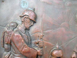 German memorial plaque. Duitse grafplaat van rood koper voor in een huis altaar ter herinnering aan de gesneuvelde. zeer nette plaat Dem Toten Helden ein Gebet. 25 bij 32 cm. leuke voorstelling TOP