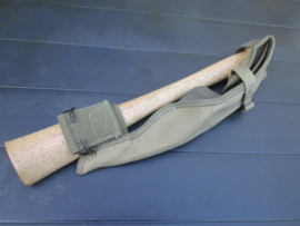 US Army pick- mattock intrenching and carrier. Amerikaanse pikhouweel M1910 in canvas hoes, perfecte staat mooi gemarkeerd met 1942 en 1944 datums TOP stuk.