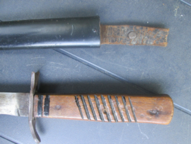 German close combat dagger used condition. Duits nahkampfmesser in schede gebruikte staat. misschien zijn de 2 strepen op het handvat wel triomf strepen.