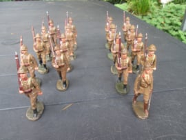 18 Marching Belgium soldiers 18 marcherende Belgische soldaten goede staat.