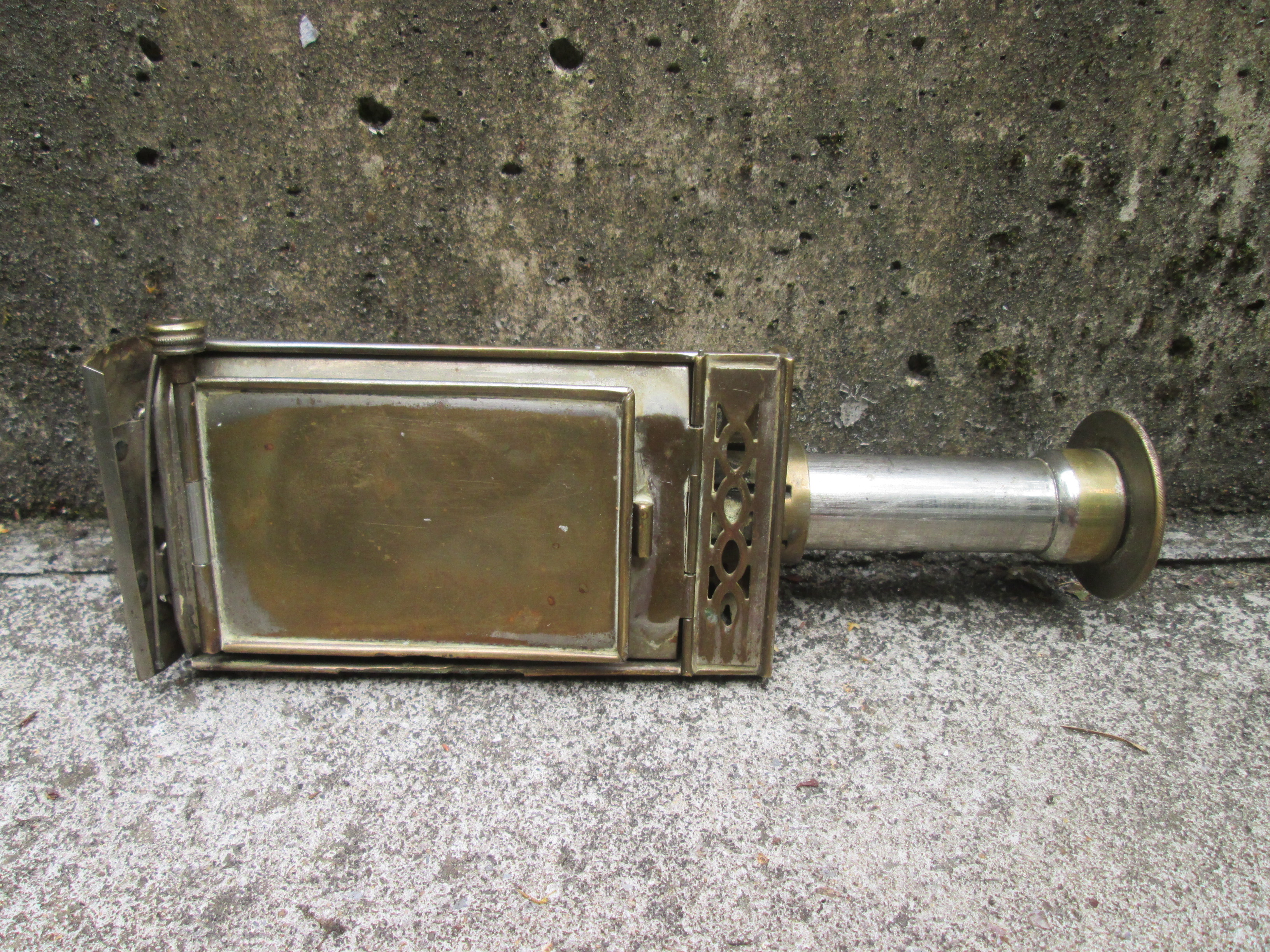 German trench lamp used by medical personal. Duitse loopgraven hand lamp met kaars, gebruikt door medisch personeel in het veldlazaret