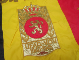 Belgische oudstrijders verenigings vlag van Anderlecht zeer goede staat compleet met metalen leeuw en bamboevlaggenstok.