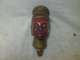 Old cork with the head of an African woman. Oude kurk met het hoofd van een Afrikaanse vrouw gemaakt van een soort papier mange. zeer decoratief en curieus.