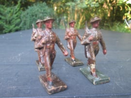 DURSO 4 British soldiers marching. 4 marcherende Engelse soldaten.