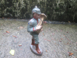 ELASTOLIN 10 cm. German soldier playing. Duitse soldaat met pickelhaube en instrument goede staat antiek speelgoed.