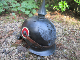 German M-1915 Prussian helmet "Jäger zu Pferd"worn condition. Duitse kurassiershelm mooi gemarkeerd 1916 gedateerd. zeer gedragen staat, cocarden zijn vernieuwd.