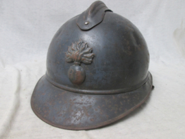 French helmet M-1915 with infantry badge. Franse helm casque adrianne horizon blue, model 1915 met infanterie embleem, complete staat, eerlijke helm.