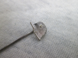 Pin with a german helmet first world war. Draagspeld met Duitse helm WO1, zilverkleurig. bijzonder