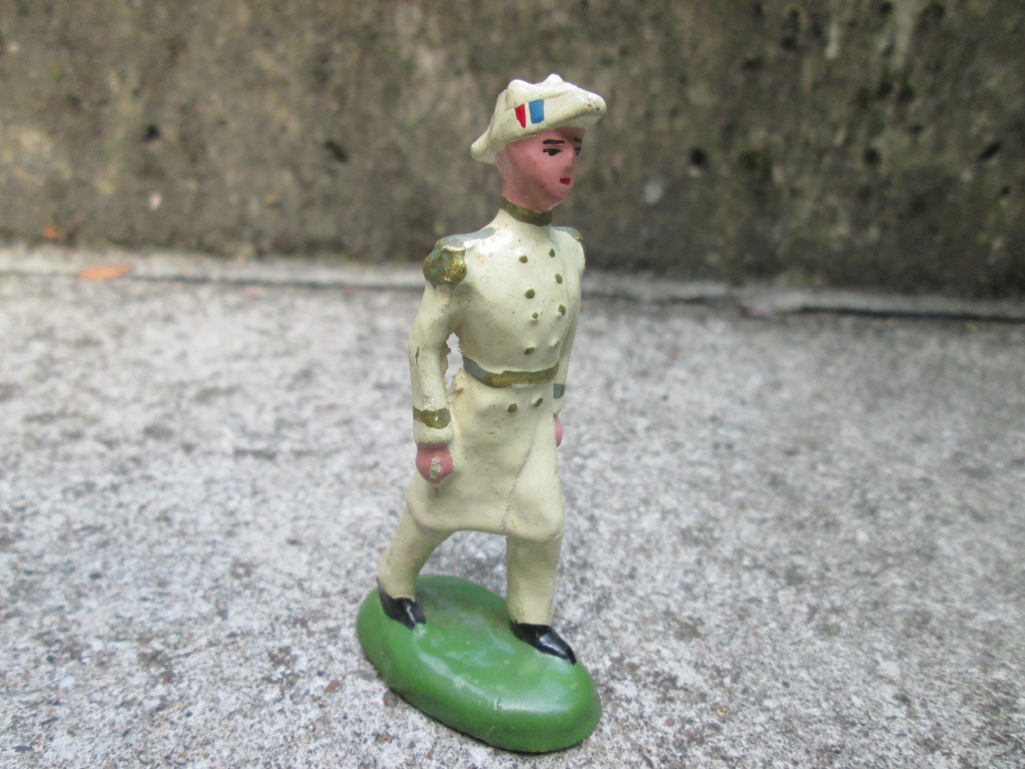 French general in white uniform no maker. Franse generaal met steek en de driekleur, geen maker