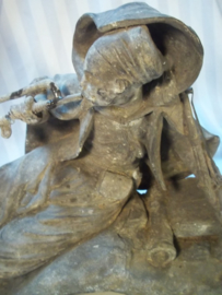 Statue of a Zouave soldier. Oud samak beeld van een Zouaaf met bazuin, mooi gedetailleerd. 32 bij 22 cm. afbeeldingen van zouaven zijn niet dik gezaaid. beeld vertoond ouderdoms plekken, zoals de bazuin. verder zeer mooi gemaakt.