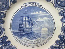 Wandbord Koninklijke Marechaussee 1907- 1957 aangeboden door de onder- officieren van het wapen.