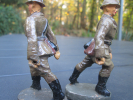 ELASTOLIN 2 Belgium soldiers very rare. 2 Belgische soldaten die een machinegeweer karretje kunnen voorttrekken zeer bijzonder zeldzame figuren, zeer goede staat.