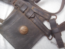 US cavalery leather horse equipment, with 2 US badges. Amerikaans leerwerk voor de cavallerie, voorzien van 2 US emblemen, leuk WO1 leerwerk. Dit kan best heel oud leerwerk zijn, paardentuig werd vaak doorgedragen.