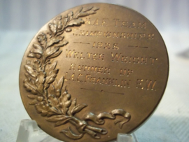 RAF boxing trophy cup silver, and 2 Boxing medals same person. Zilveren beker en 2 medailles bokswedstrijd RAF in Egypte, allen van dezelfde persoon. E.W. Franklin, sergeant bij de RAF