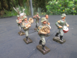 LINEOL 7 German soldiers with music instruments and flag. smaler size. 7 Duitse soldaten muziekkorps met vlaggendrager. kleiner model