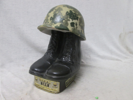 Whiskey bottle soldier boots with a helmet 1975-1976 JIM BEAM Whiskey. Fles als legerschoenen en een helm. reclame item, vietnam tijd.