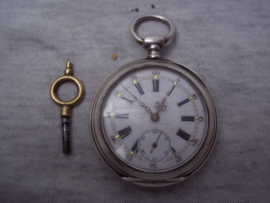Frans zakhorloge, met sleutel, en gravering op de achterkant. HALTE QUI VIVE is het opschrift, zeer bijzonder stuk, helaas loopt het horloge niet meer.