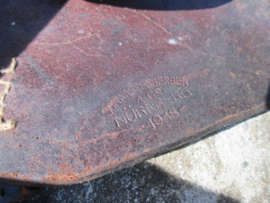 German P08 Luger holster. Duits P08 luger holster mooi gemarkeerd Schwarzenberger en Co Nurnberg 1918. sluitgesp zit los, verder zeer nette staat.