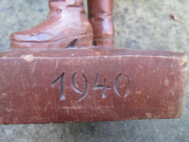 German wooden statue. handcraft. made by a german soldier who served on the Westwall in 1939-1940. Beeld Duitse soldaat, 40 cm, uit 1 stuk hout gemaakt, zeer decoratief. zeldzaam stuk.