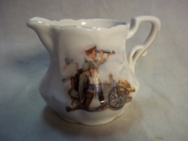 Children milkjug, with nice military decoration. Melkkannetje kinderservies met militaire afbeelding