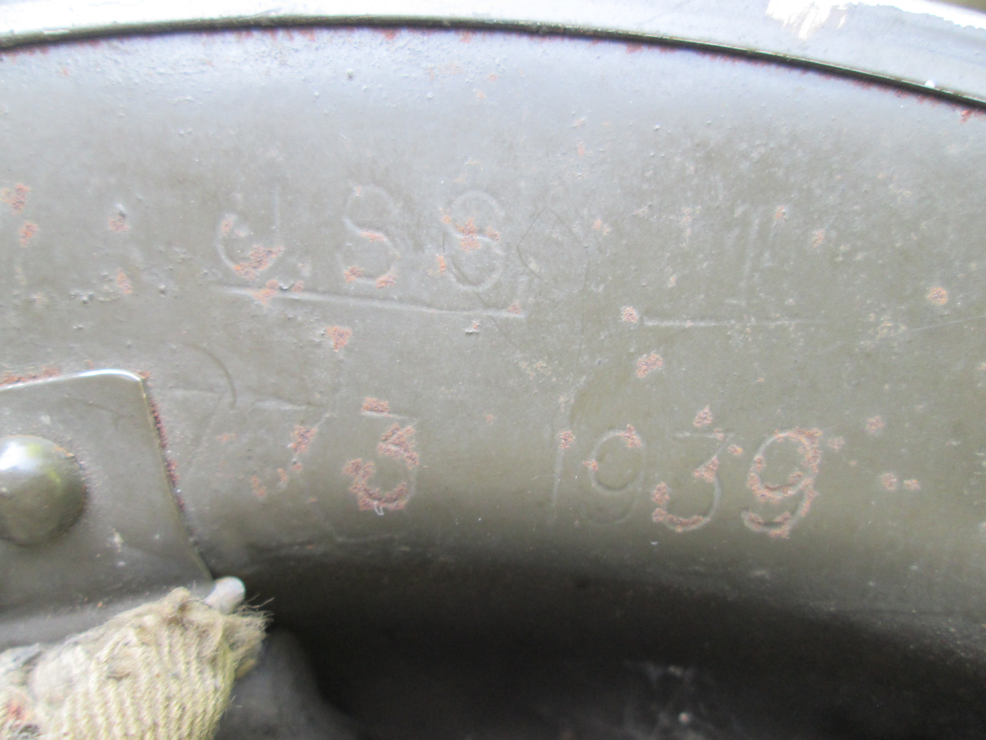 British Mk II brodie steel helmet with the W of WARDEN nicely marked 1939. Engelse staalhelm in een zeer nette staat mooi gemarkeerd, vroeg model binnenwerk.