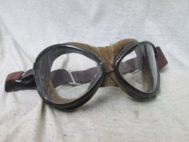 Japanese Army flight helmet, made of fur lined leather with imperial star on the front . with flight goggles (CAT EYE)  model. Japanse vlieger cap winter leer met vliegerbril zeldzame set. in zeer goede staat. TOP