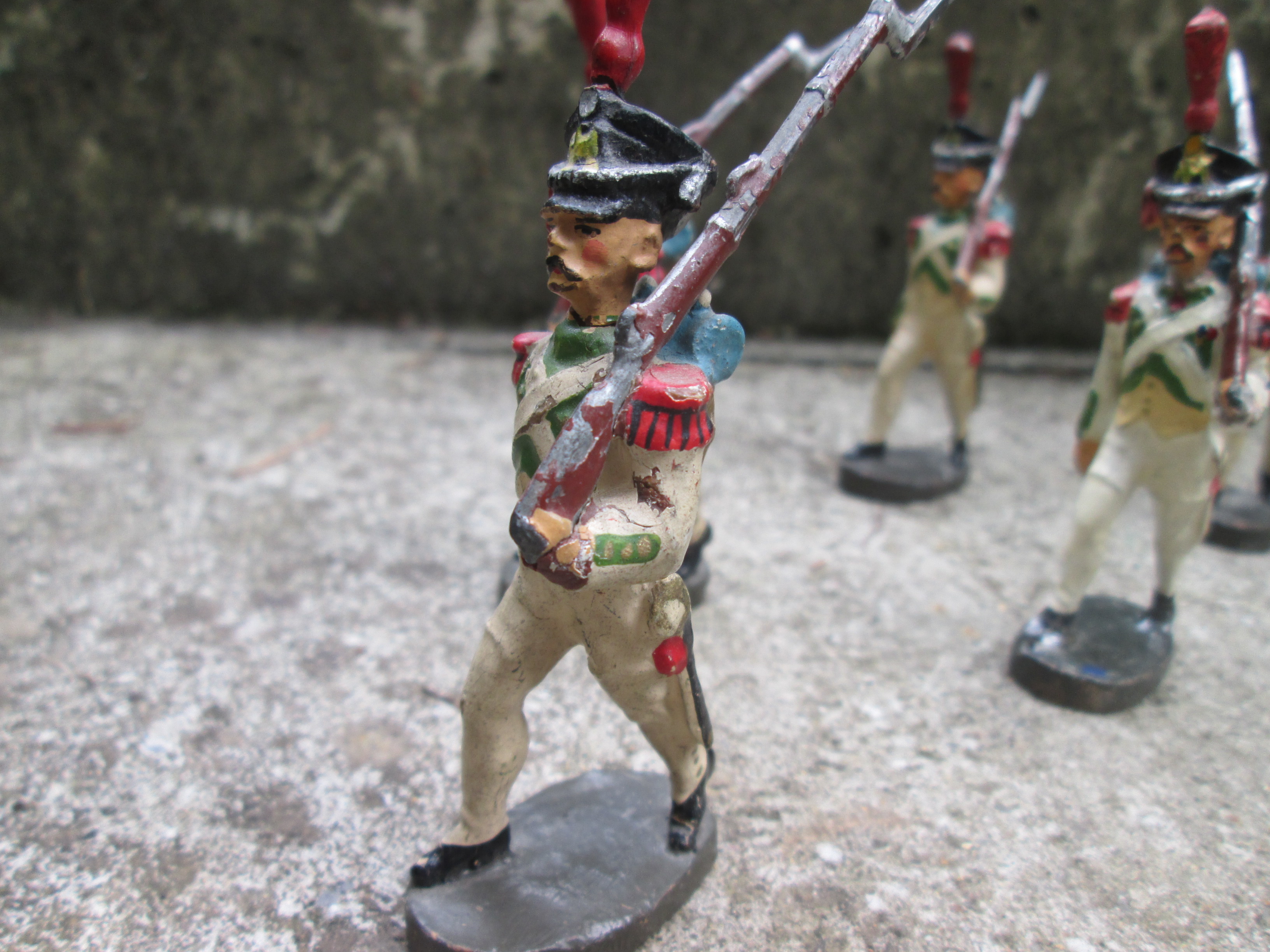 ELASTOLIN 5 Napoleontic soldiers in a good quality. 5 Marcherende Napoleotische soldaten in een nette staat  dit type soldaten zijn vrij moeilijk te vinden zeldzaam.