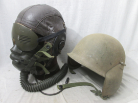 USAF FLAK M-3 helmet, with oxygen mask type A-14, leather flight helmet A-11, throat microphone and metal splitter google.Amerikaanse flak helm compleet met zuurstofmasker leren cap, keelmicrofoon and splitter bril. alles in TOP staat