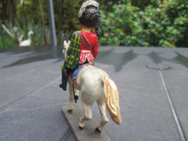 ELASTOLIN Scottish highlander with feather bonnet on horse. Schotse highlander op paard TOP stuk.