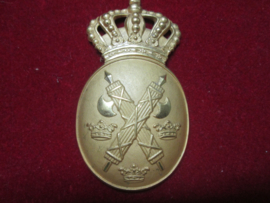 Swedish Police cap badge without pins, gilded. Zweeds politie embleem helaas zonder pinnen.