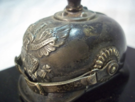 Miniature German Pickelhaube. Miniatuur pickelhaube op glazen voet Pruisen verzilverd, met merktekens en maker.