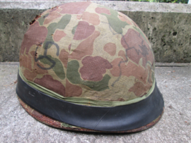 Belgium paratrooper helmet, german model used in the 70-80. Belgische parahelm, Bundeswehr model. mooi met nog camouflage doek, komt zo van de eigenaar. dat maakt de helm levendig en origineel.