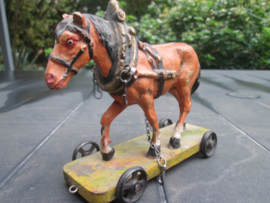 Antiek boeren trek paard goede staat 1920/1930 met open metalen wieltjes.