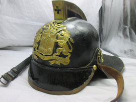 Dutch leather fire helmet of the City of Haarlem. Nederlandse brandweerhelm met kam en vuurverguld stadswapen embleem HAARLEM, helm is gemaakt van leer. zeldzame helm uit haarlem, in een pracht staat.