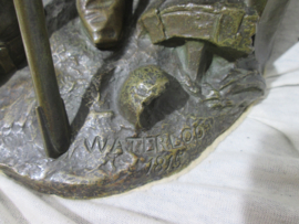 Statue of a French Napoleontic soldier after they have lost the Battle of Waterloo, signed Jean Francois- Theodore Gechter 1842 Bronzen beeld Franse kurassier 35 cm, 7 kilo TOP zeldzaam beeld.